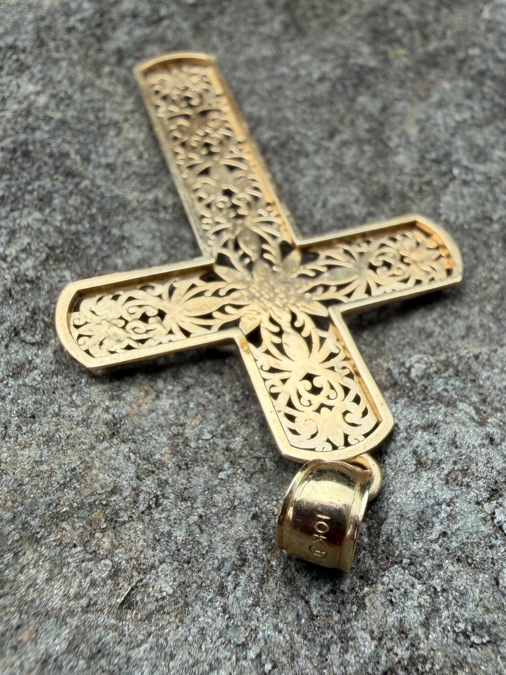 Estate 10 Karat Gold Filigree Cross Pendant 2g - Picture 6 of 10